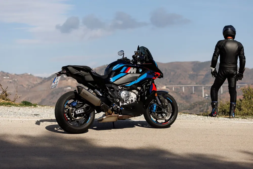 p90539338_lowres_the-bmw-m-1000-xr-st