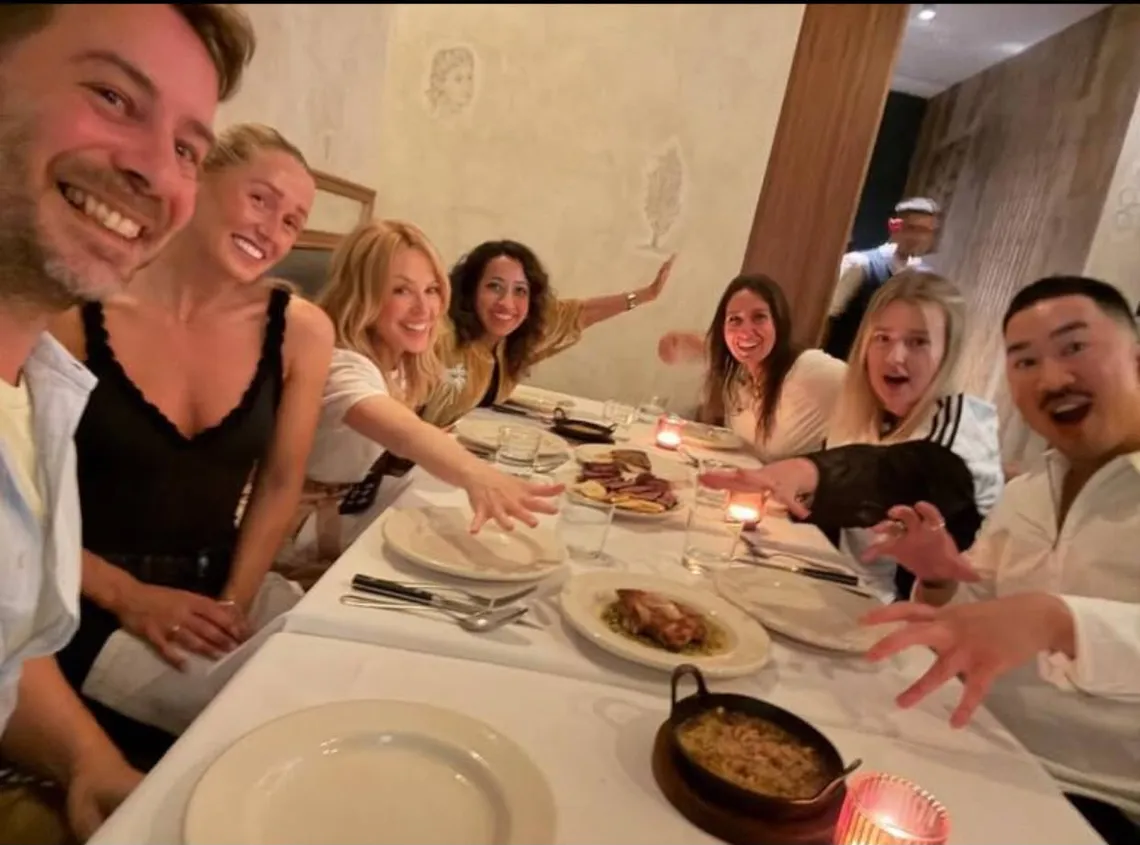kylie-minogue-compartio-imagenes-la-cena-que-disfruto-junto-su-equipo-su-estadia-buenos-aires